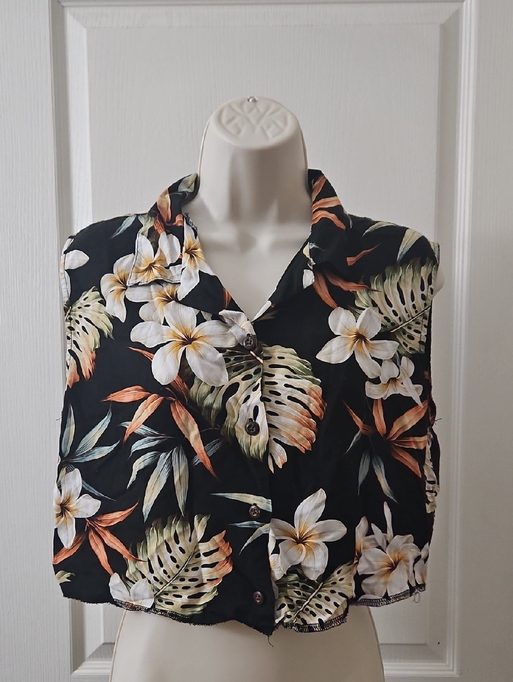 Hawaiian Reserve Collection | Vintage Sleeveless Black Floral Button Crop Top